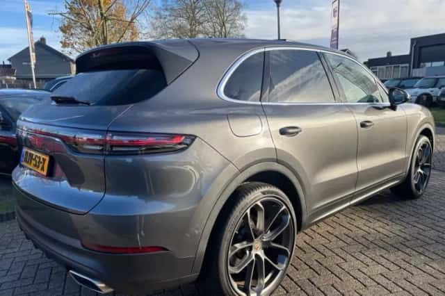 Porsche Cayenne (2018) thumbnail 3