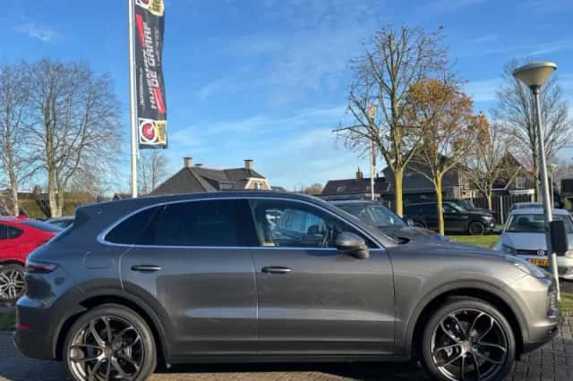 Porsche Cayenne (2018) thumbnail 6