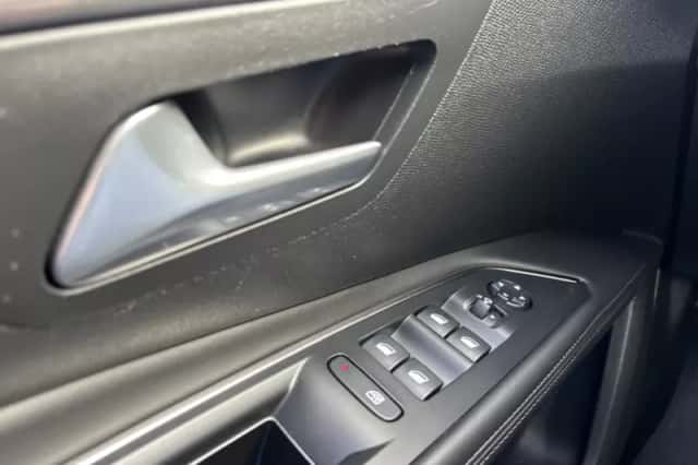 Peugeot 5008 (2017) thumbnail 14