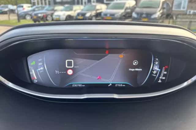 Peugeot 5008 (2017) thumbnail 15