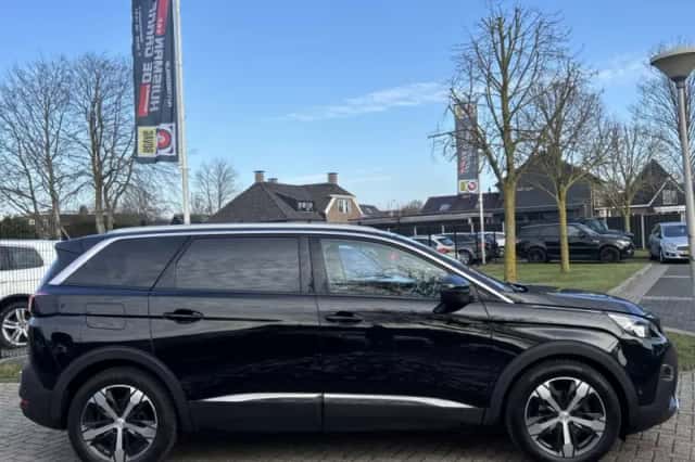 Peugeot 5008 (2017) thumbnail 4