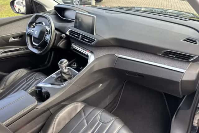 Peugeot 5008 (2017) thumbnail 10