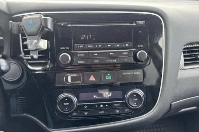 Mitsubishi Outlander (2013) thumbnail 12