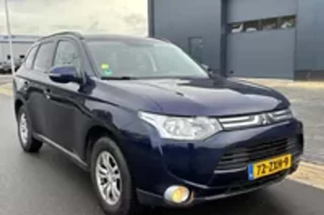 Mitsubishi Outlander (2013) thumbnail 16