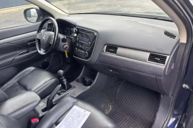 Mitsubishi Outlander (2013) thumbnail 7