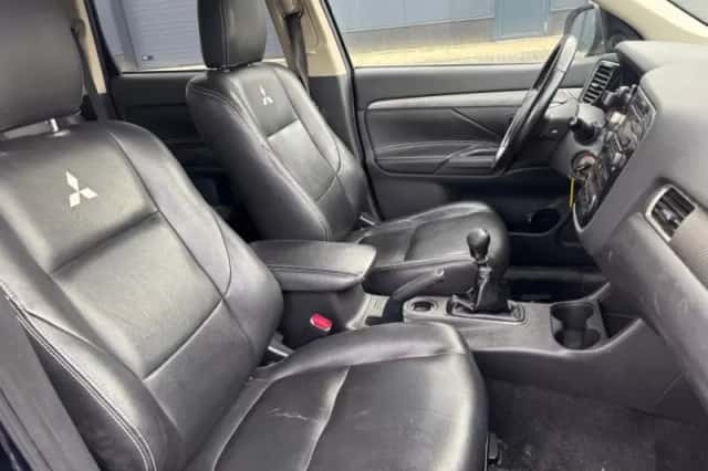 Mitsubishi Outlander (2013) thumbnail 8
