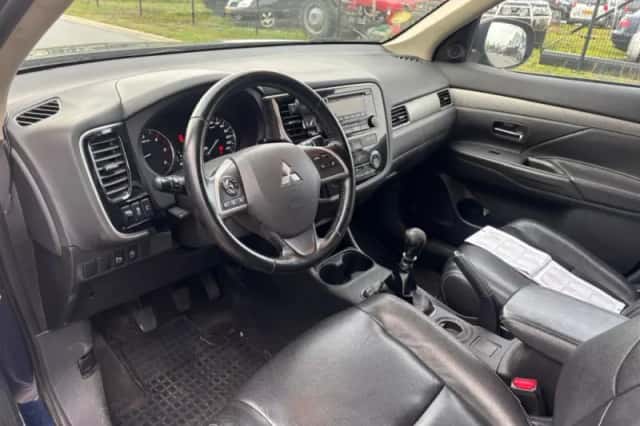 Mitsubishi Outlander (2013) thumbnail 9