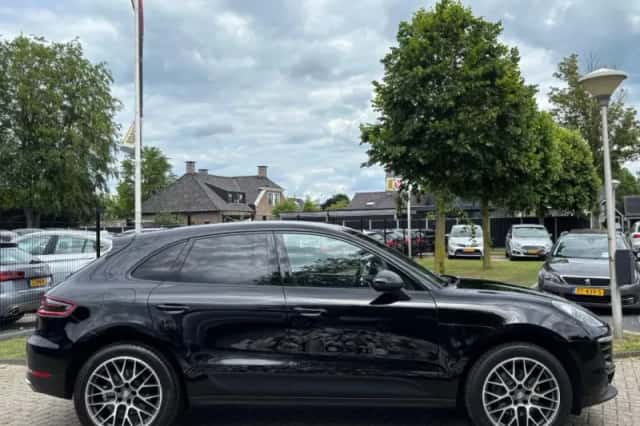 Porsche Macan (2016) thumbnail 4