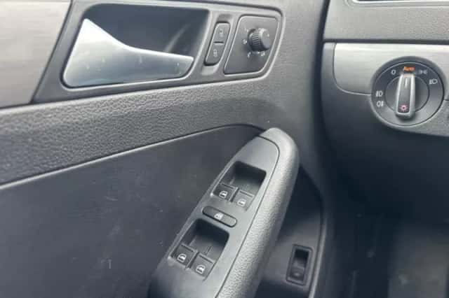 Volkswagen Jetta (2012) thumbnail 15