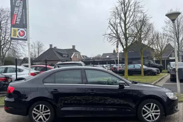 Volkswagen Jetta (2012) thumbnail 3