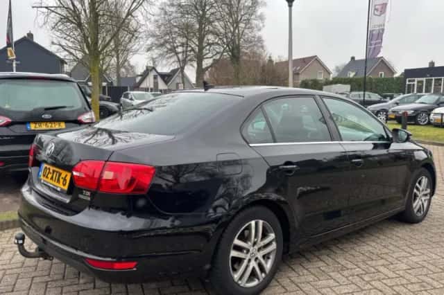 Volkswagen Jetta (2012) thumbnail 4