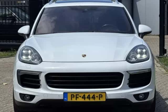 Porsche Cayenne (2015) thumbnail 2