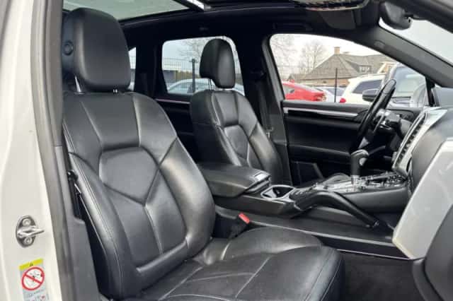 Porsche Cayenne (2015) thumbnail 16