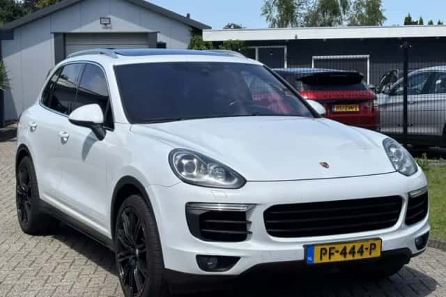 Porsche Cayenne (2015) thumbnail 3