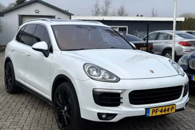 Porsche Cayenne (2015) thumbnail 3