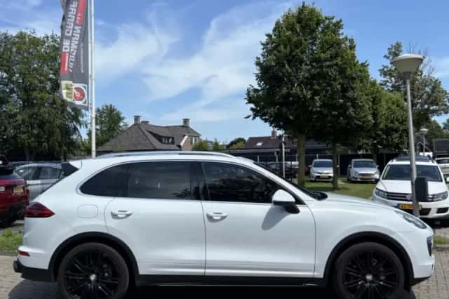 Porsche Cayenne (2015) thumbnail 4