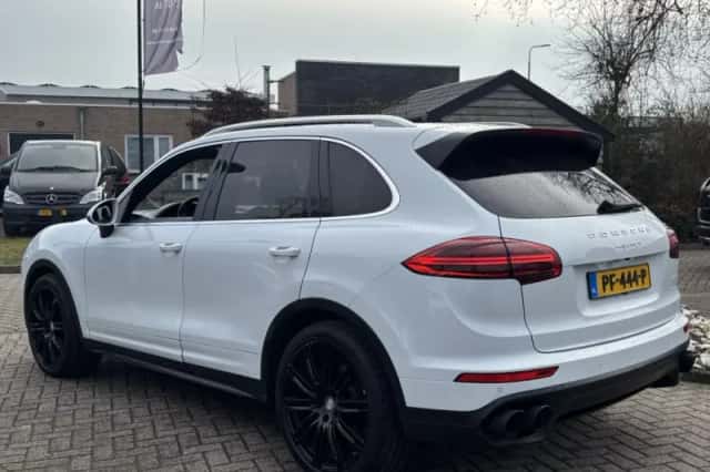 Porsche Cayenne (2015) thumbnail 7