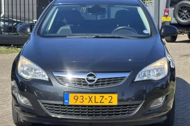 Opel Astra (2012) thumbnail 2