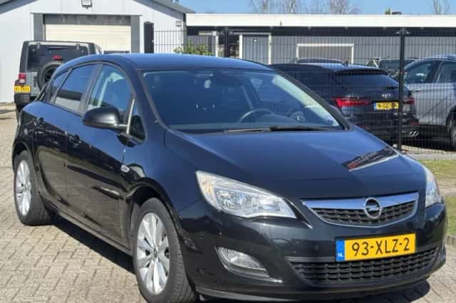 Opel Astra (2012) thumbnail 3