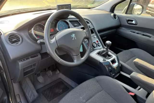 Peugeot 5008 (2014) thumbnail 11