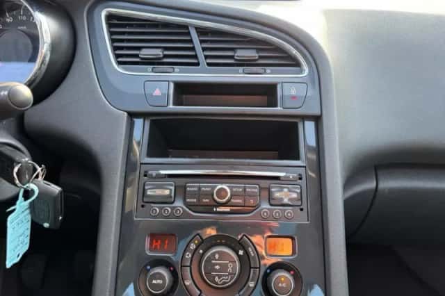 Peugeot 5008 (2014) thumbnail 15