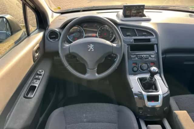 Peugeot 5008 (2014) thumbnail 9