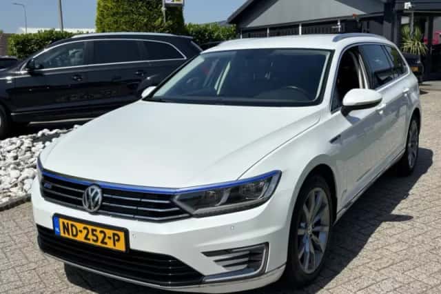 Volkswagen Passat (2016) thumbnail 1