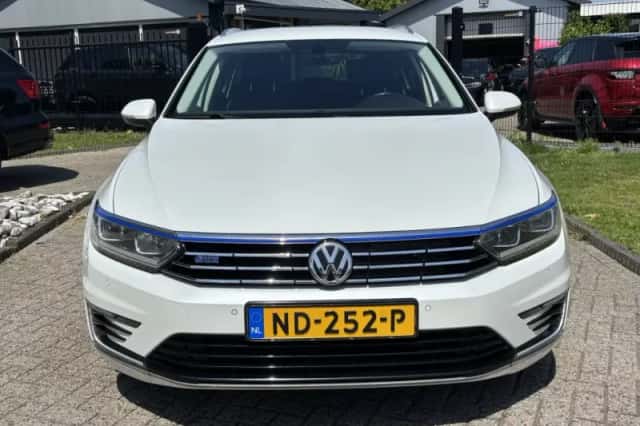 Volkswagen Passat (2016) thumbnail 2