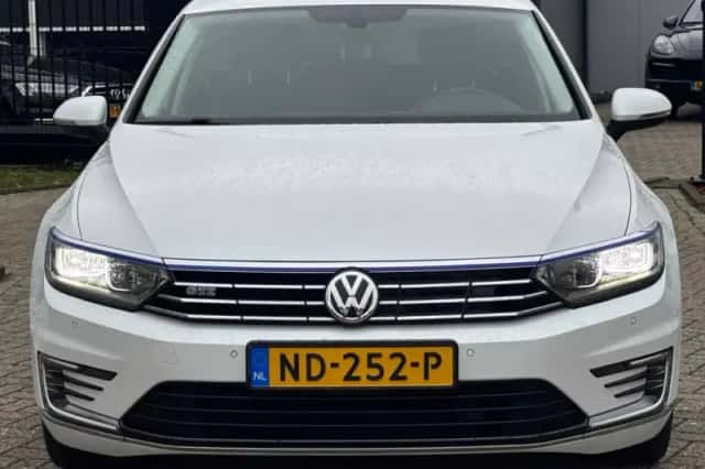 Volkswagen Passat (2016) thumbnail 2