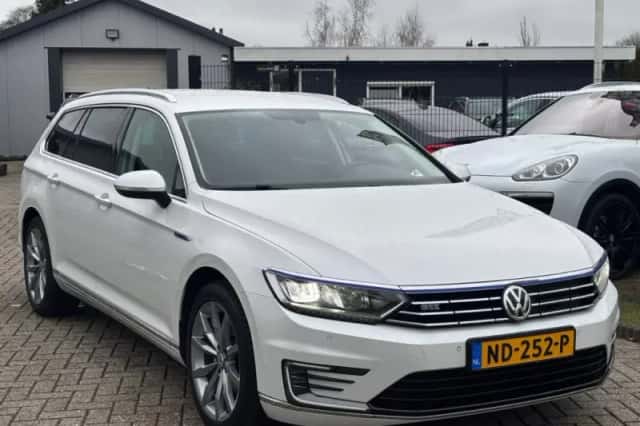 Volkswagen Passat (2016) thumbnail 3