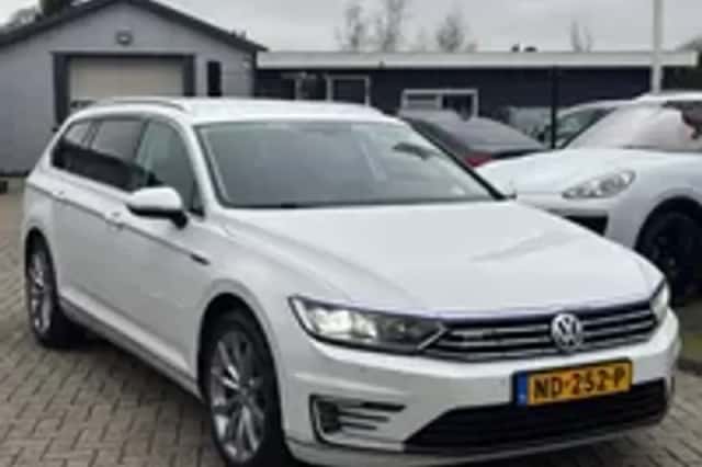 Volkswagen Passat (2016) thumbnail 25