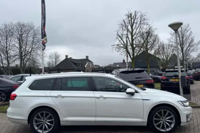 Volkswagen Passat (2016) thumbnail 4