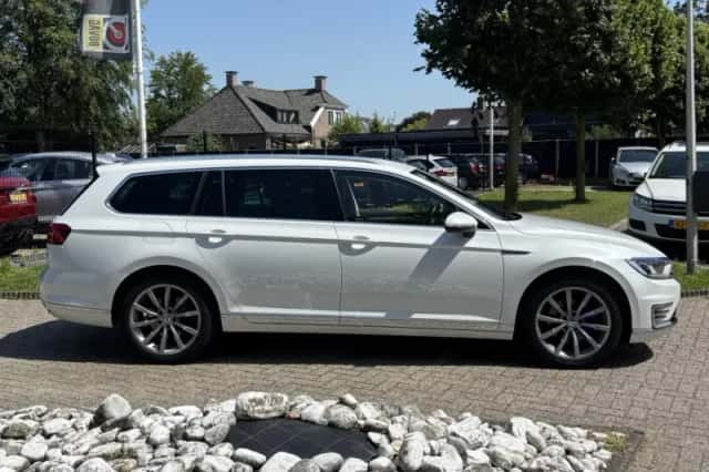 Volkswagen Passat (2016) thumbnail 4