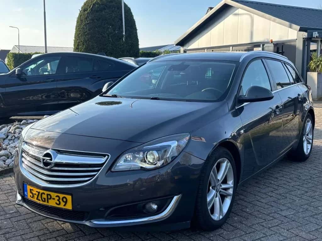 Opel Insignia Sports Tourer (2015) — foto 1