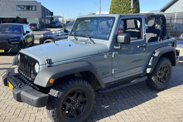 Jeep Wrangler (2014) thumbnail 2