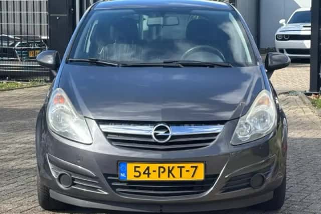 Opel Corsa (2011) thumbnail 2