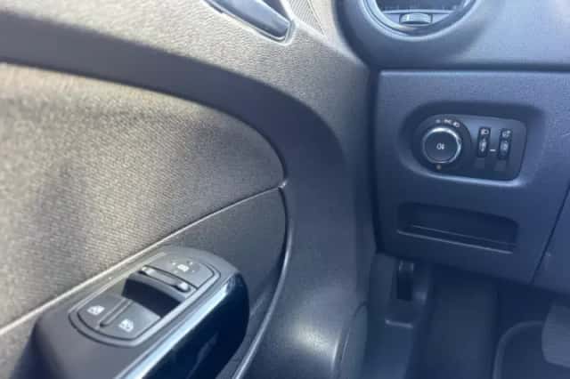 Opel Corsa (2011) thumbnail 14