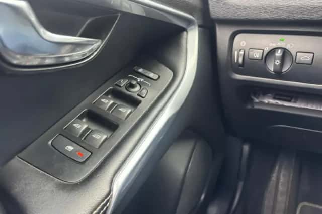 Volvo V40 (2017) thumbnail 21