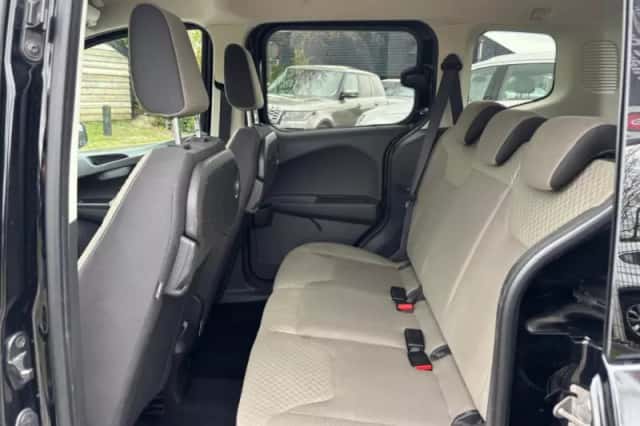 Ford Tourneo Courier (2017) thumbnail 15