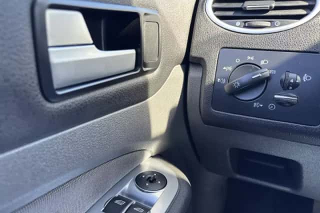 Ford Focus (2006) thumbnail 15