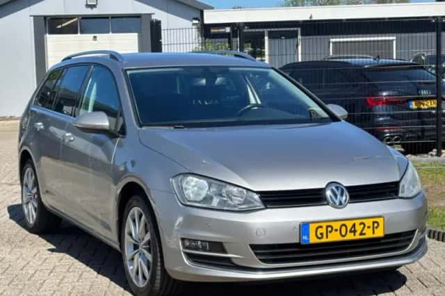 Volkswagen Golf (2015) thumbnail 3