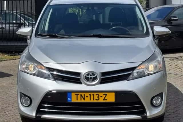 Toyota Verso (2013) thumbnail 2
