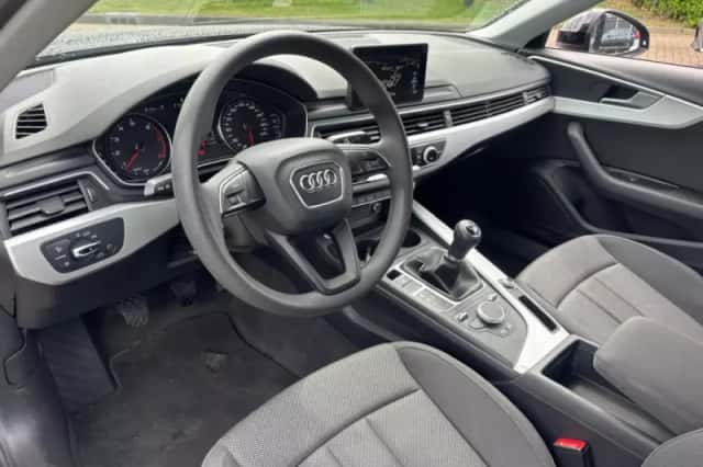 Audi A4 (2017) thumbnail 8