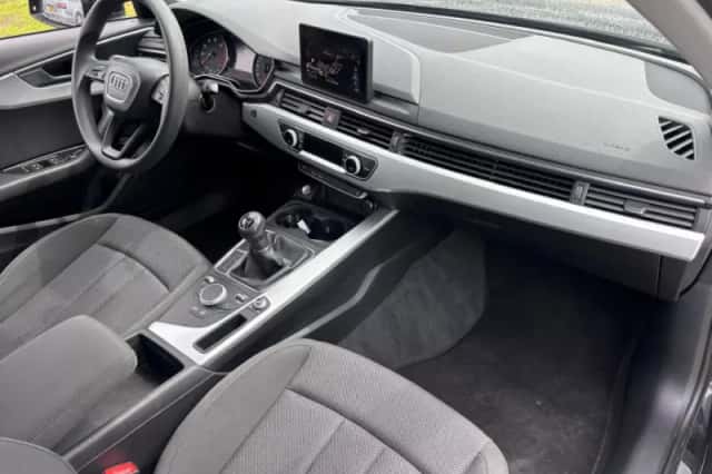 Audi A4 (2017) thumbnail 9
