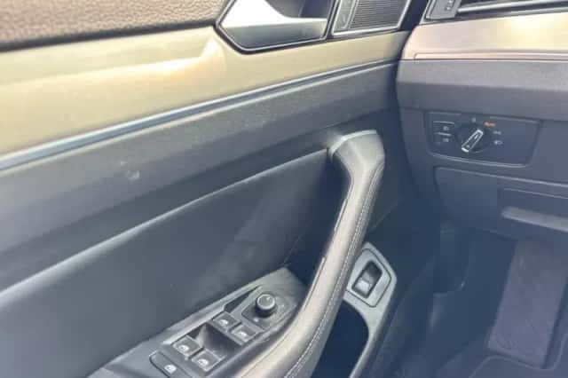 Volkswagen Passat (2016) thumbnail 21