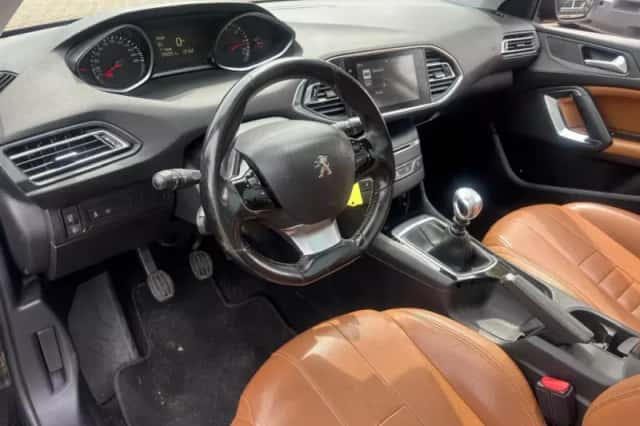 Peugeot 308 (2015) thumbnail 11