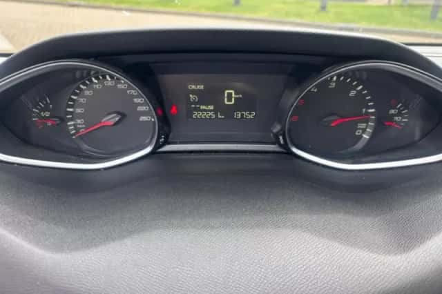 Peugeot 308 (2015) thumbnail 16