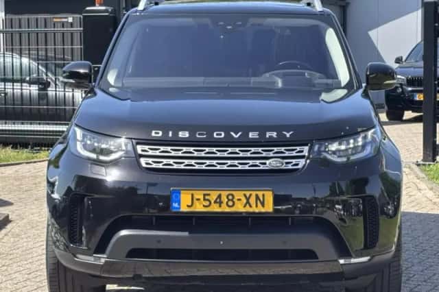 Land Rover Discovery (2017) thumbnail 2