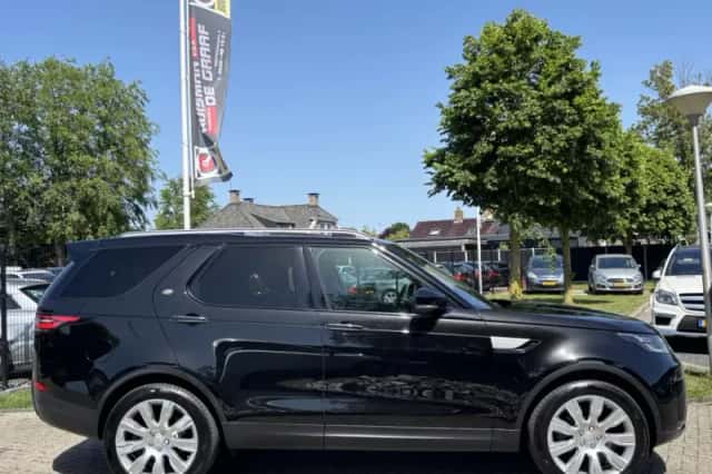 Land Rover Discovery (2017) thumbnail 4