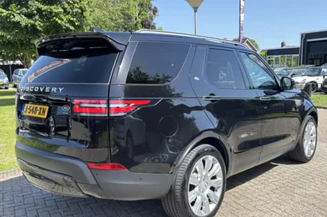 Land Rover Discovery (2017) thumbnail 5